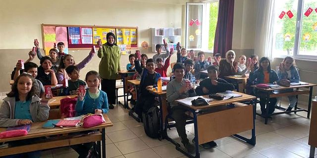Süt Gününde öğrencilere süt dağıtıldı