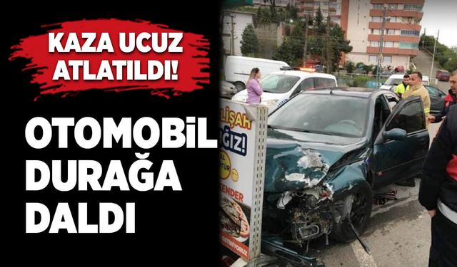 Otomobil durağa daldı! Kaza ucuz atlatıldı.