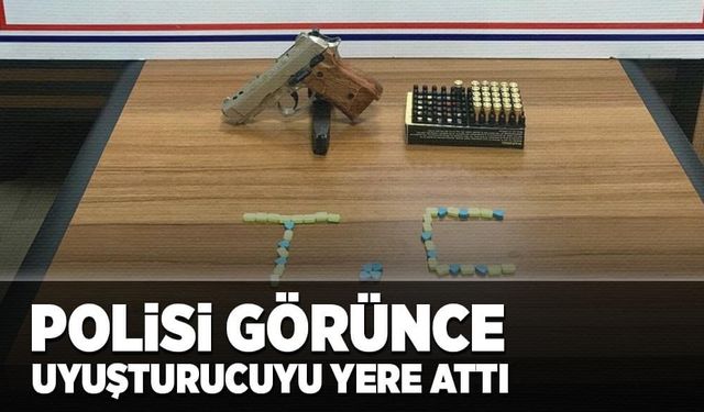 Polisi görünce uyuşturucuyu yere attı