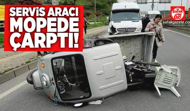 Servis aracı mopede çarptı