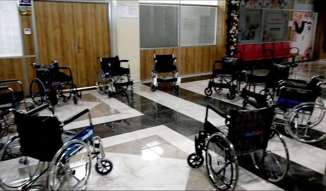 Başkan Salih Akman’dan özel bireylere tekerlekli sandalye desteği