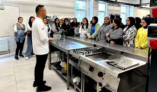 Öğrenciler, istedikleri meslekle ilgili bölümlerini gezerek incelediler