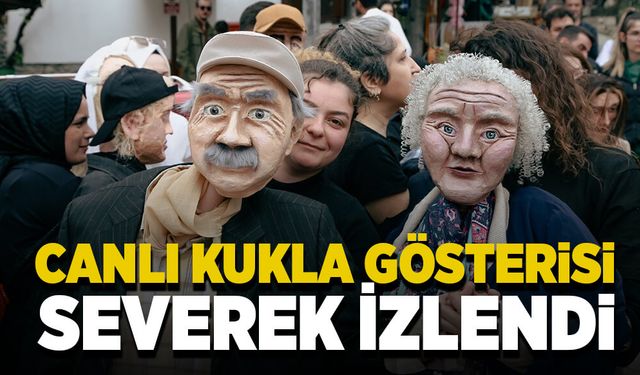 Öğrencilerin canlı kukla gösterisini vatandaşlar severek izledi