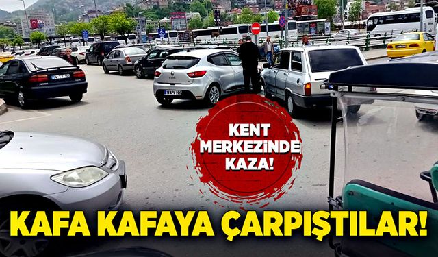 Kent merkezinde kaza: Kafa kafaya çarpıştılar!