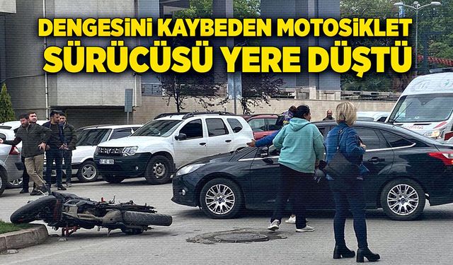 Dengesini kaybeden motosiklet sürücüsü yere düştü