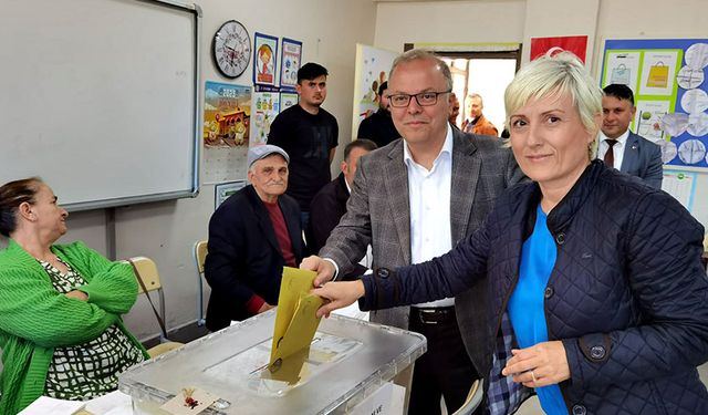 Milliyetçi Hareket Partisi Adayı Murat Kotra oyunu kullandı