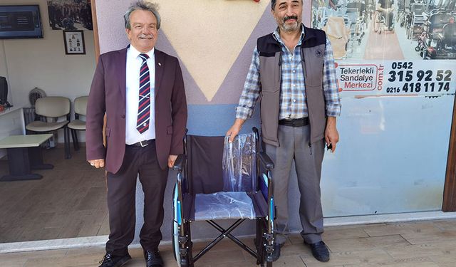 Baktığı engelli kadına tekerlekli sandalye aldı