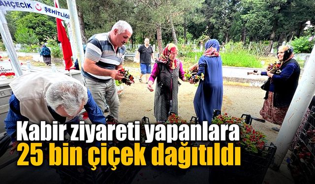 Yakınlarını mezara ziyarete gelenlere 25 bin çiçek dağıtıldı