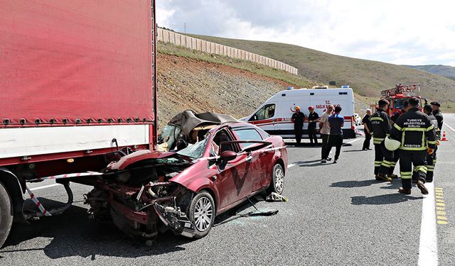 Otomobil tırın altına girdi: 2 ölü, 3 yaralı