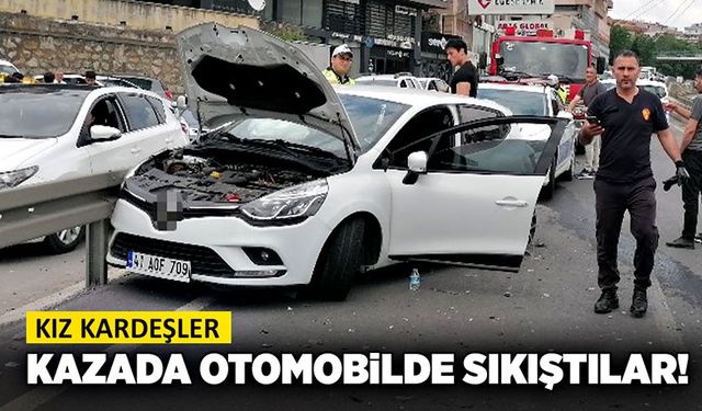 Kız kardeşler, kazada otomobilde sıkıştılar!