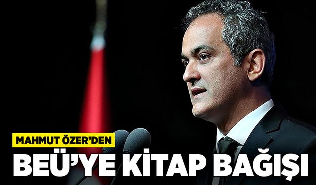 Mahmut Özer’den   ZBEÜ kütüphanesine kitap bağışı