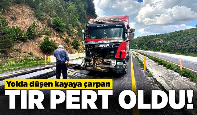 Yolda düşen kayaya çarpan tır pert oldu