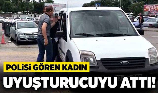 Polisi gören kadın uyuşturucuyu attı!