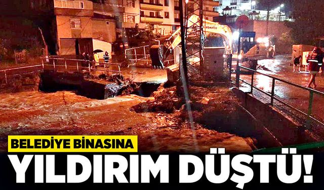 Belediye binasına yıldırım düştü!