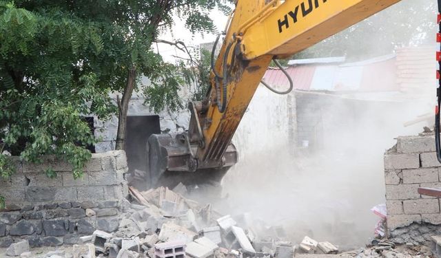 Kayapınar Belediyesi ağır hasarlı evlerin yıkımına başladı