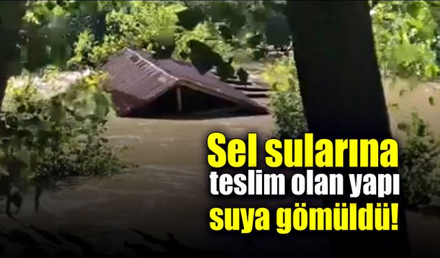 Sel sularına teslim olan yapı suya gömüldü