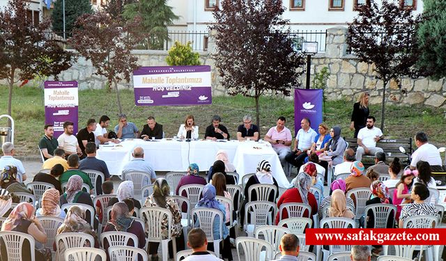 Belediye Başkanı vatandaşın taleplerini ve şikayetlerini dinliyor