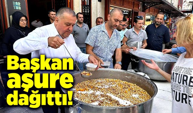 Başkan aşure dağıttı!