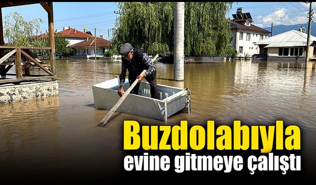 Evine ulaşmak için buzdolabını kayık yaptı!