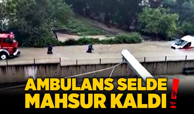 Ambulans selde mahsur kaldı!