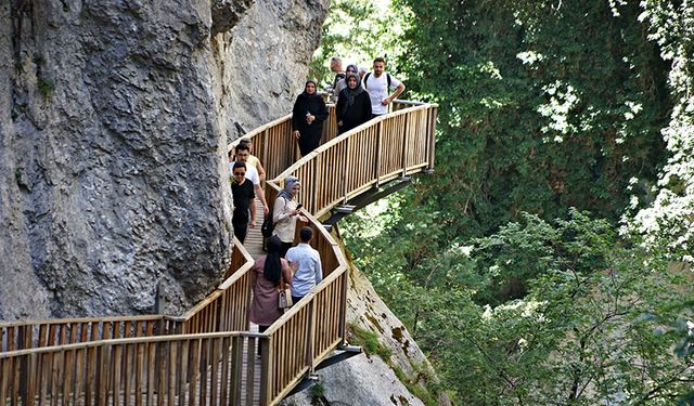 5 bin nüfuslu ilçe ziyaretçi akınına uğradı