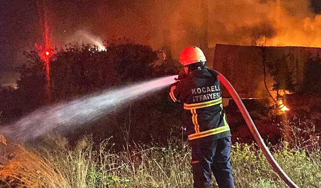 Geri dönüşüm fabrikasında çıkan yangın 2 saate söndürüldü