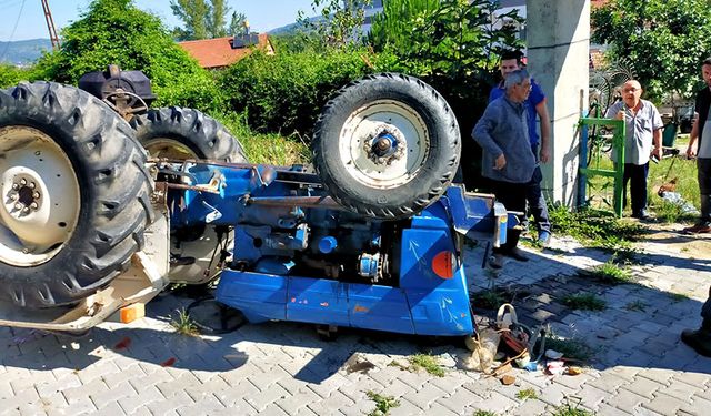 Harç tankerini bağladığı traktörüyle takla attı