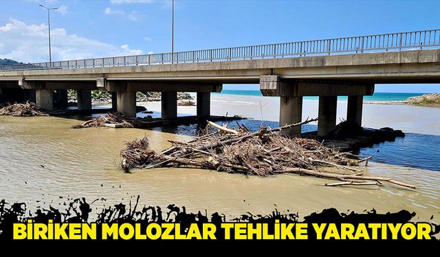 Biriken molozlar tehlike yaratıyor