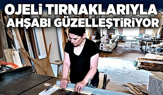 Ojeli tırnaklarıyla ahşabı güzelleştiriyor