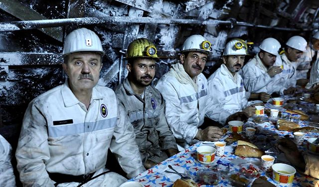 Bakan Yardımcısı eksi 425 kotunda kurulan sofrada madencilerle, yemek yedi