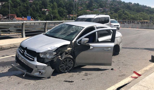 Beton bariyerlere çarptı: 3 yaralı