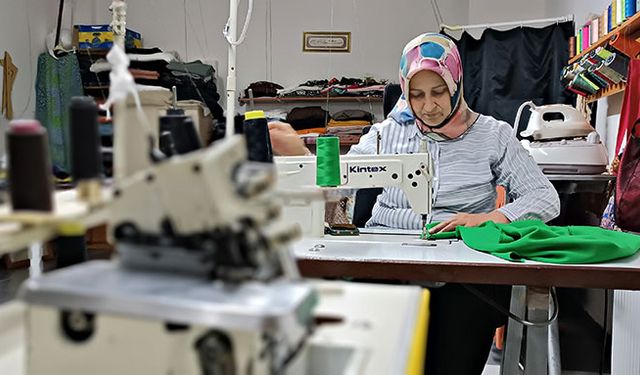 Çocuklarına çeyiz için başladı, 10 yıldır terzilik yapıyor