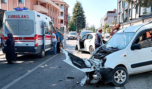 Kavşakta kaza: 1'i bebek 5 yaralı