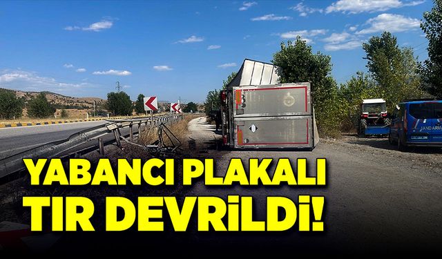 Yabancı plakalı tır devrildi!