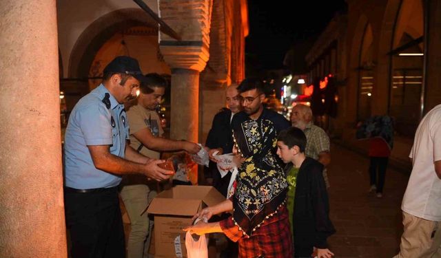 Kastamonu Belediyesi’nden vatandaşlara ‘kandil simidi’ ikramı