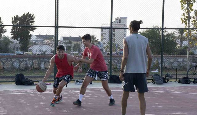 Kuşadası’nda sokak basketbolunun kalbi bu parkta atıyor