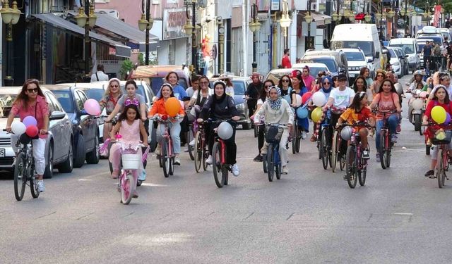 Kütahya’da ’Süslü Kadınlar Bisiklet Turu’ etkinliği renkli görüntülere sahne oldu