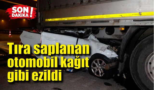 Tıra saplanan otomobil kağıt gibi ezildi