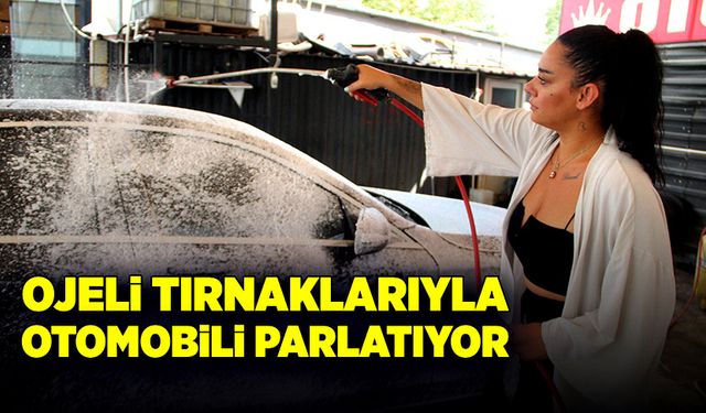 Sarı çizmesini giyip, ojeli tırnaklarıyla, otomobilleri pırıl pırıl yapıyor