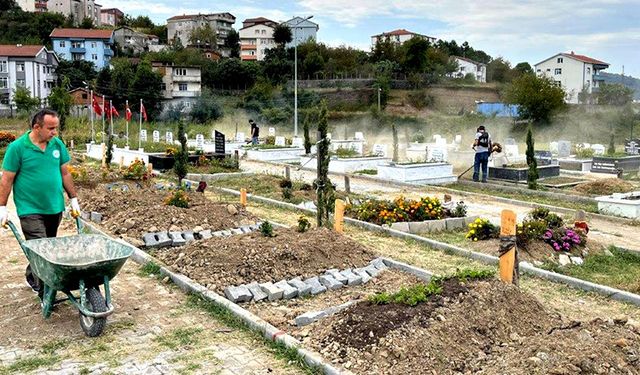 Mezarlıkların bakımı periyodik olarak yapılıyor