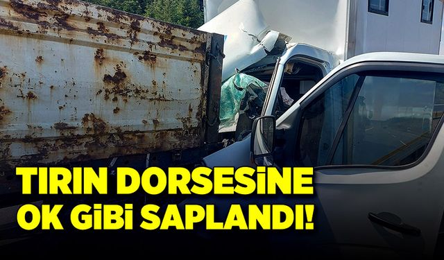 Kamyonet tırın dorsesine saplandı!