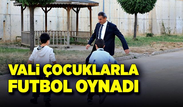 Vali Erol Karaömeroğlu çocuklarla futbol oynadı