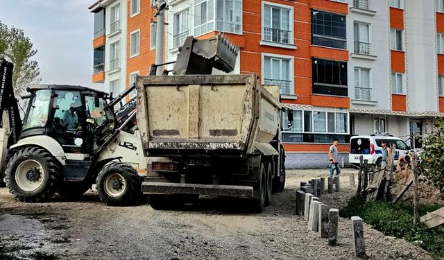 Cumayeri’nde alt yapıları tamamlanan yollar yapılıyor