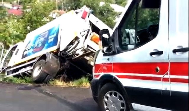 Çöp kamyonu şarampole düştü!