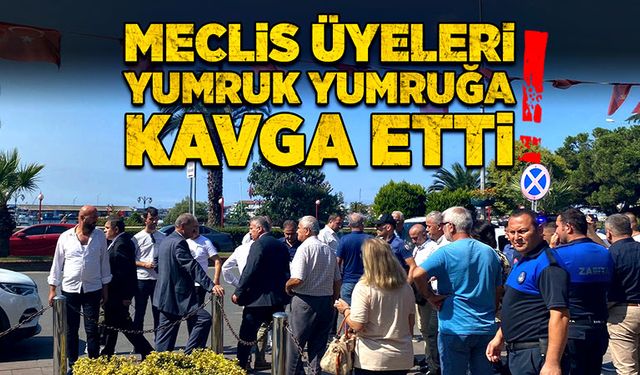 Belediye meclis üyeleri yumruk yumruğa kavga etti!