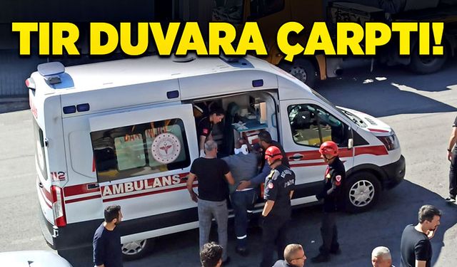 Tır duvara çarptı!