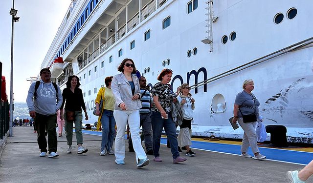 Astoria Grande 877 yolcusu ile Amasra Limanı'na demirledi