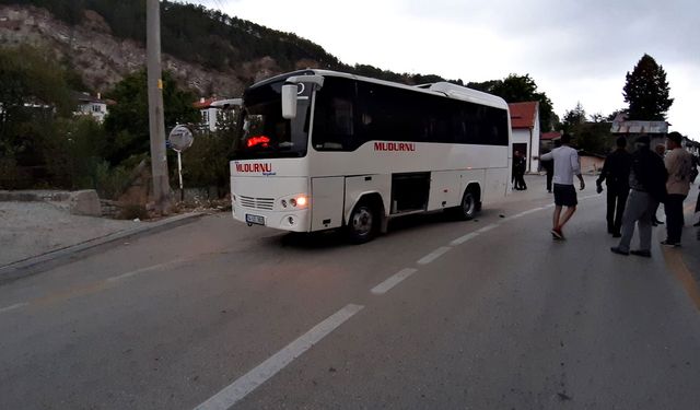 Midibüse çarpan motosikletli yaralandı