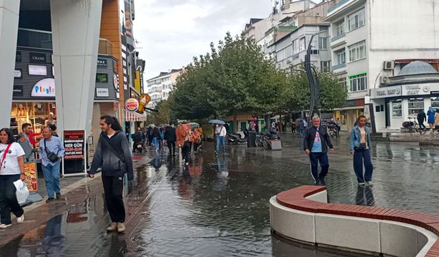 Yağmura hazırlıksız yakalanan vatandaşlar saçak altlarına sığındı