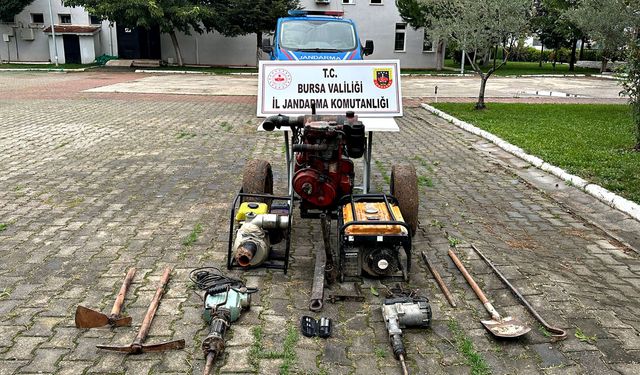 Kendi evlerini kazarken yakalandılar